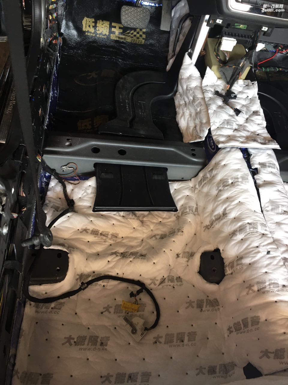 汕頭哪里汽車隔音施工最專業(yè)奔馳A180全車大能隔音汕頭市星悅汽車音響改裝解決車內噪音路噪胎噪問題