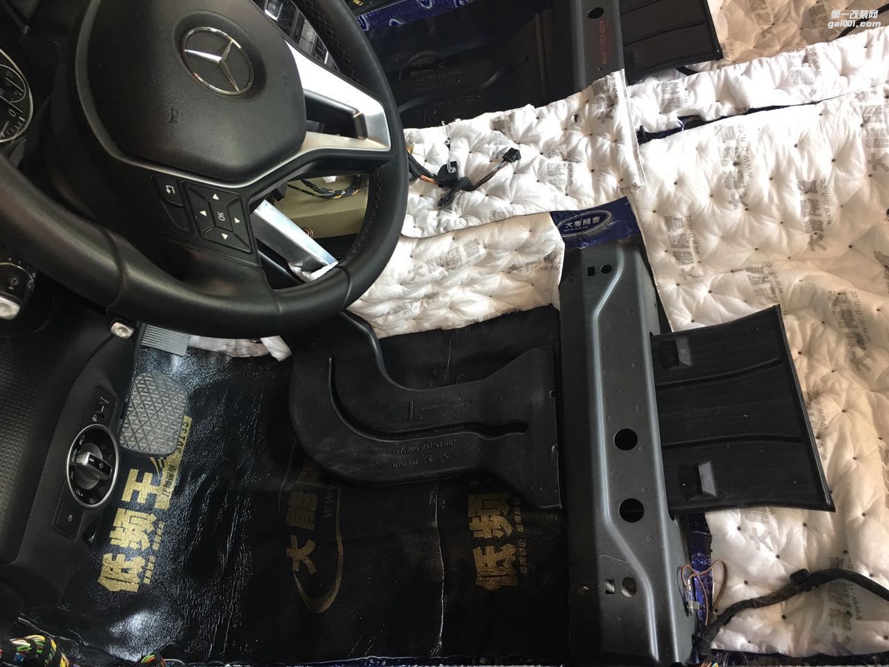 汕頭哪里汽車隔音施工最專業(yè)奔馳A180全車大能隔音汕頭市星悅汽車音響改裝解決車內噪音路噪胎噪問題