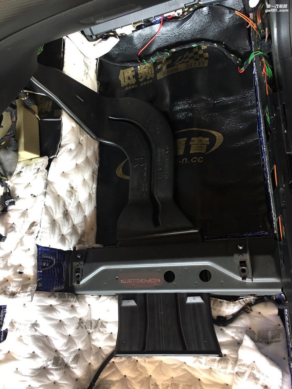 汕頭哪里汽車隔音施工最專業(yè)奔馳A180全車大能隔音汕頭市星悅汽車音響改裝解決車內噪音路噪胎噪問題