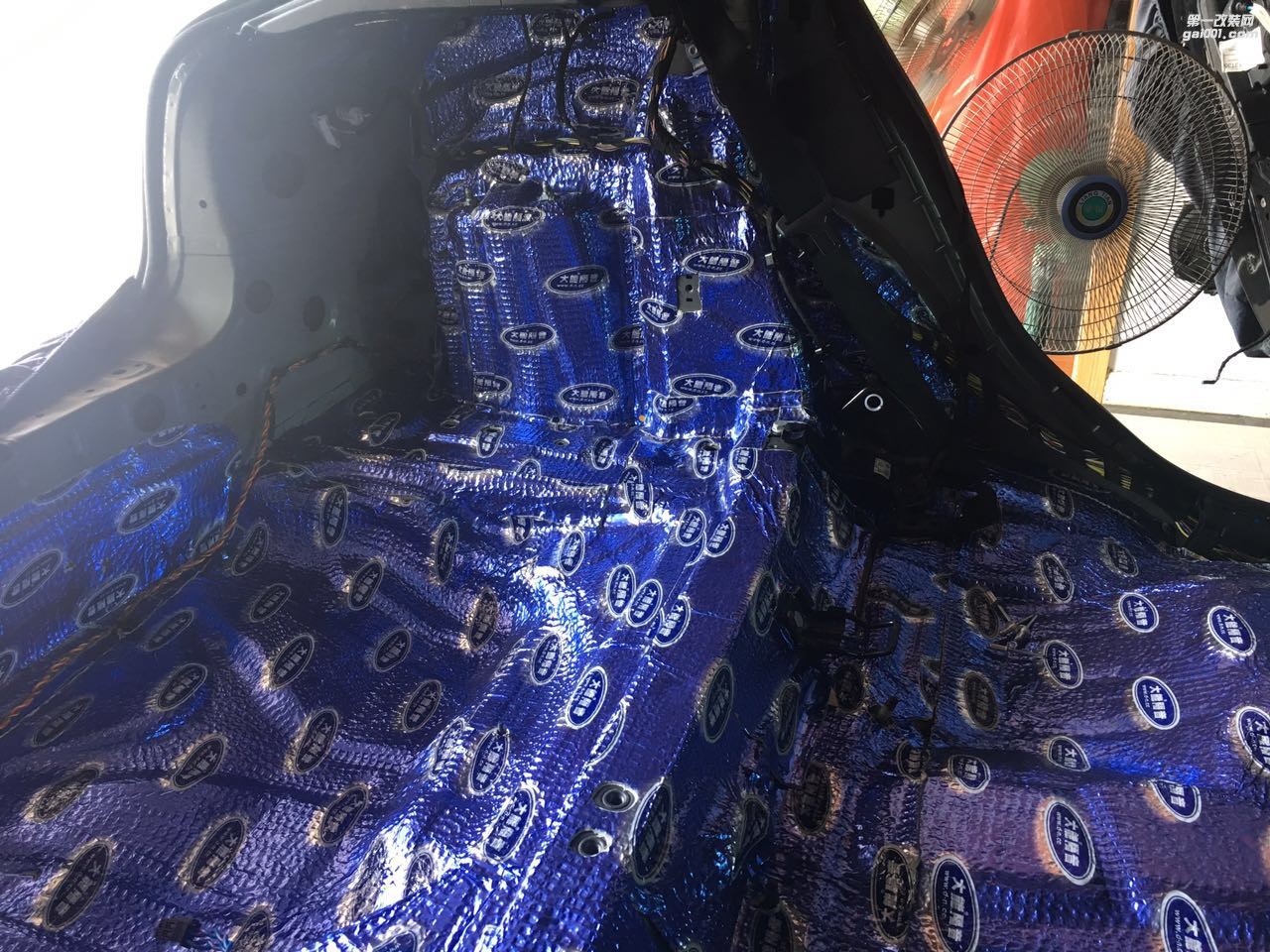 汕頭哪里汽車隔音施工最專業(yè)奔馳A180全車大能隔音汕頭市星悅汽車音響改裝解決車內噪音路噪胎噪問題