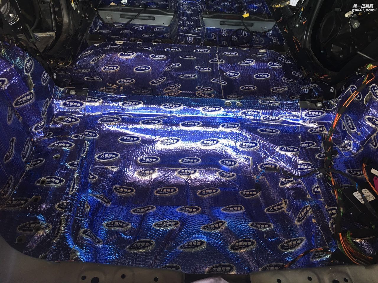 汕頭哪里汽車隔音施工最專業(yè)奔馳A180全車大能隔音汕頭市星悅汽車音響改裝解決車內噪音路噪胎噪問題