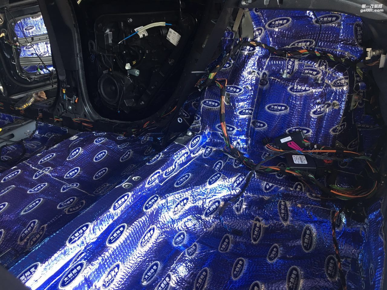 汕頭哪里汽車隔音施工最專業(yè)奔馳A180全車大能隔音汕頭市星悅汽車音響改裝解決車內噪音路噪胎噪問題