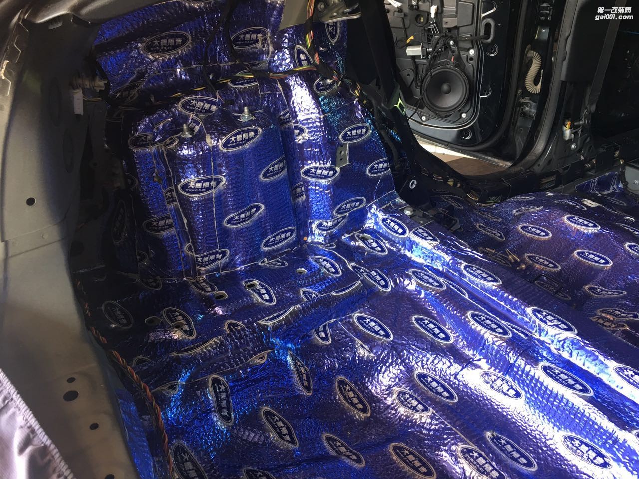 汕頭哪里汽車隔音施工最專業(yè)奔馳A180全車大能隔音汕頭市星悅汽車音響改裝解決車內噪音路噪胎噪問題