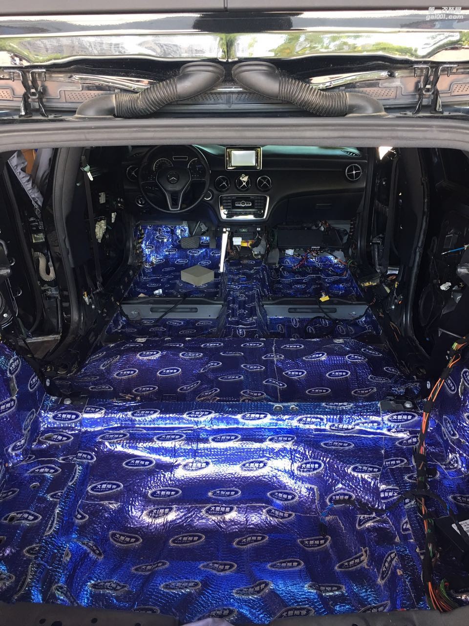 汕頭哪里汽車隔音施工最專業(yè)奔馳A180全車大能隔音汕頭市星悅汽車音響改裝解決車內噪音路噪胎噪問題