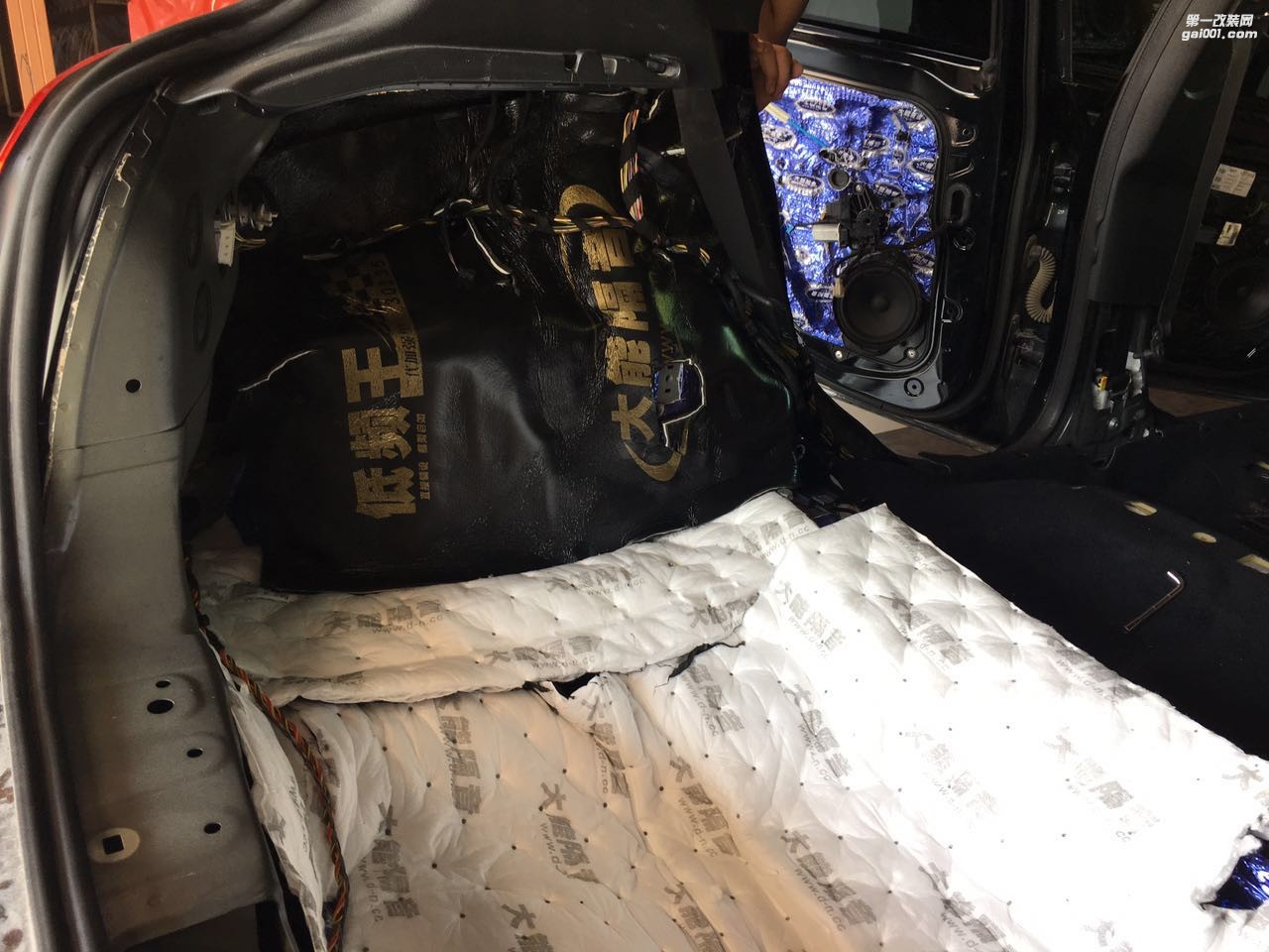 汕頭哪里汽車隔音施工最專業(yè)奔馳A180全車大能隔音汕頭市星悅汽車音響改裝解決車內噪音路噪胎噪問題