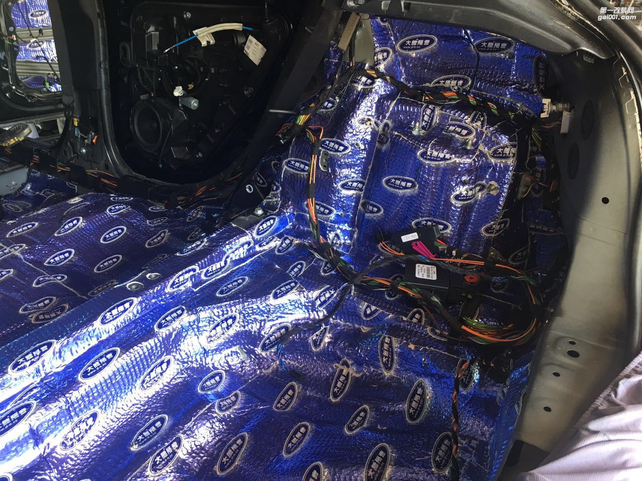 汕頭哪里汽車隔音施工最專業(yè)奔馳A180全車大能隔音汕頭市星悅汽車音響改裝解決車內噪音路噪胎噪問題