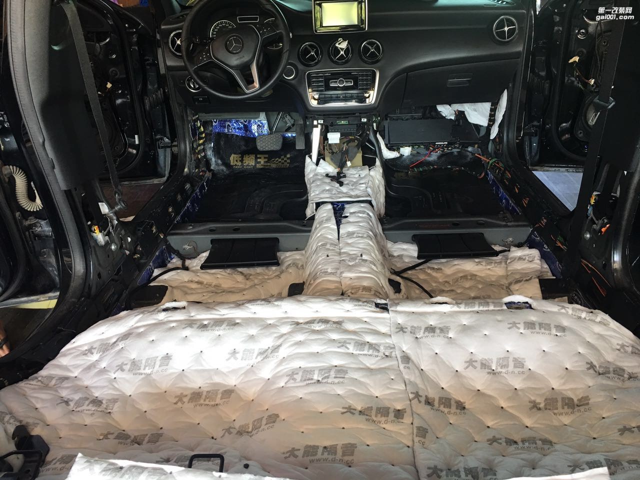 汕頭哪里汽車隔音施工最專業(yè)奔馳A180全車大能隔音汕頭市星悅汽車音響改裝解決車內噪音路噪胎噪問題