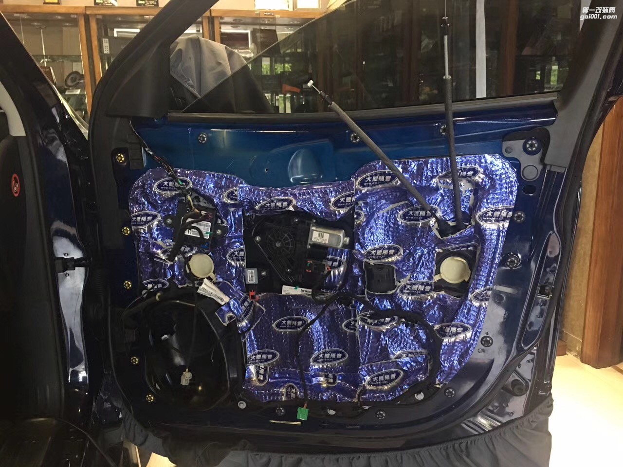 吉普自由光全車(chē)隔音擊敗噪聲從大能隔音開(kāi)始擊敗車(chē)內(nèi)所有噪聲汕頭市星悅汽車(chē)音響改裝美國(guó)CDT