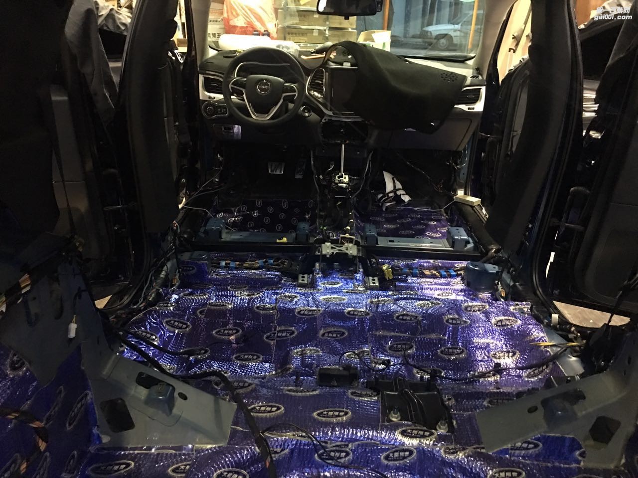吉普自由光全車(chē)隔音擊敗噪聲從大能隔音開(kāi)始擊敗車(chē)內(nèi)所有噪聲汕頭市星悅汽車(chē)音響改裝美國(guó)CDT