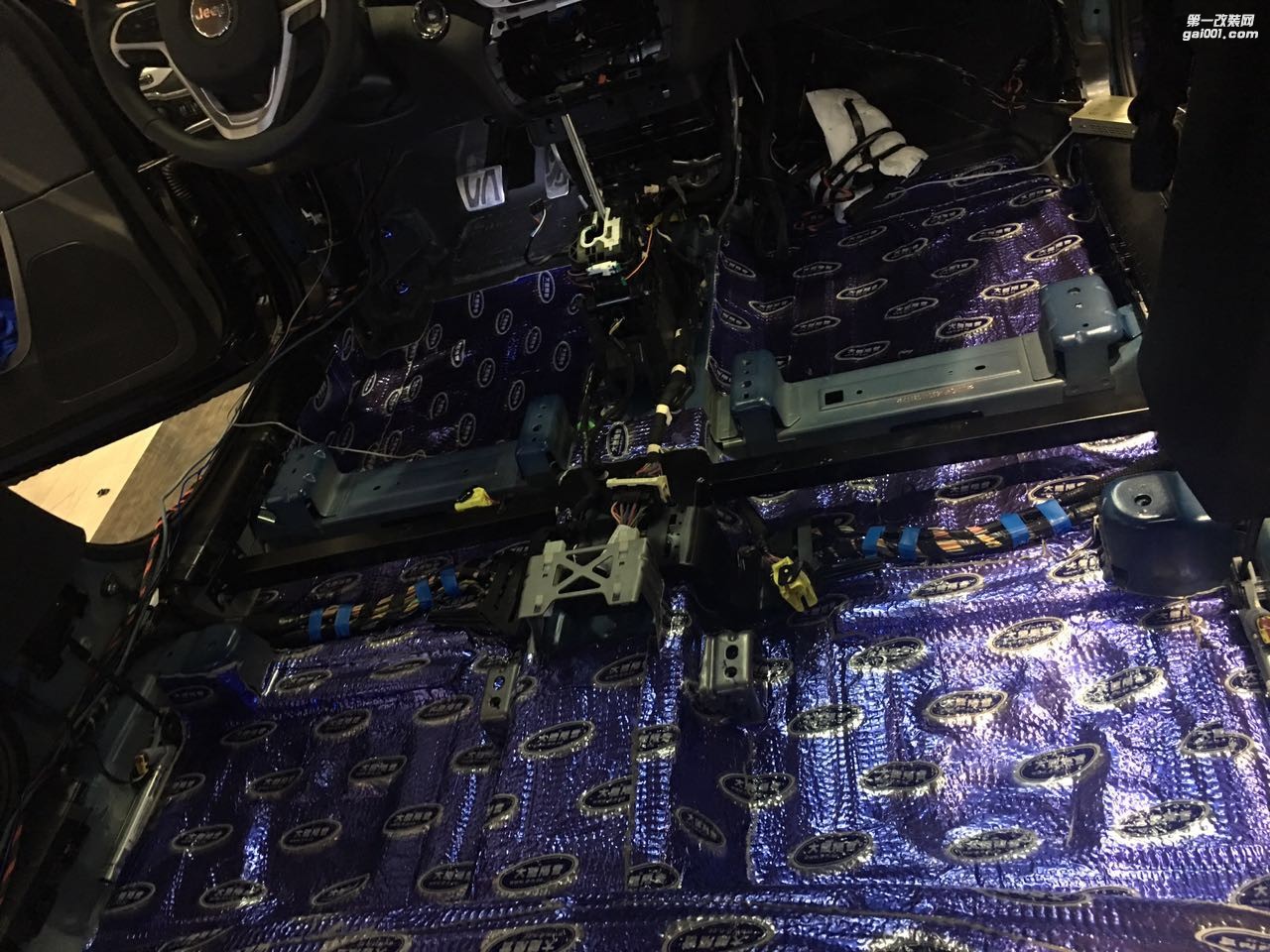 吉普自由光全車(chē)隔音擊敗噪聲從大能隔音開(kāi)始擊敗車(chē)內(nèi)所有噪聲汕頭市星悅汽車(chē)音響改裝美國(guó)CDT