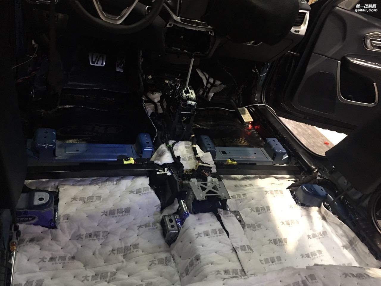 吉普自由光全車(chē)隔音擊敗噪聲從大能隔音開(kāi)始擊敗車(chē)內(nèi)所有噪聲汕頭市星悅汽車(chē)音響改裝美國(guó)CDT