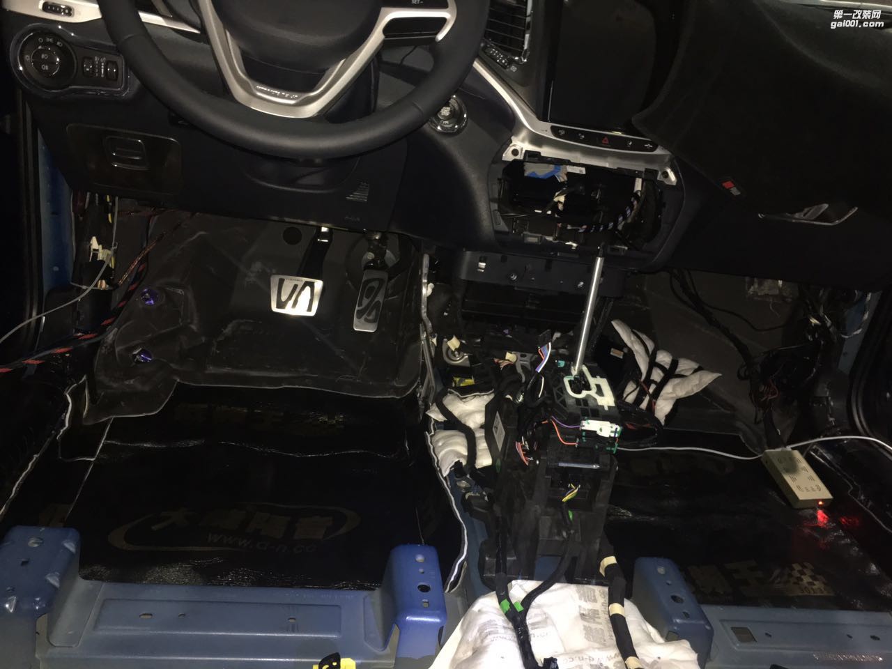吉普自由光全車(chē)隔音擊敗噪聲從大能隔音開(kāi)始擊敗車(chē)內(nèi)所有噪聲汕頭市星悅汽車(chē)音響改裝美國(guó)CDT
