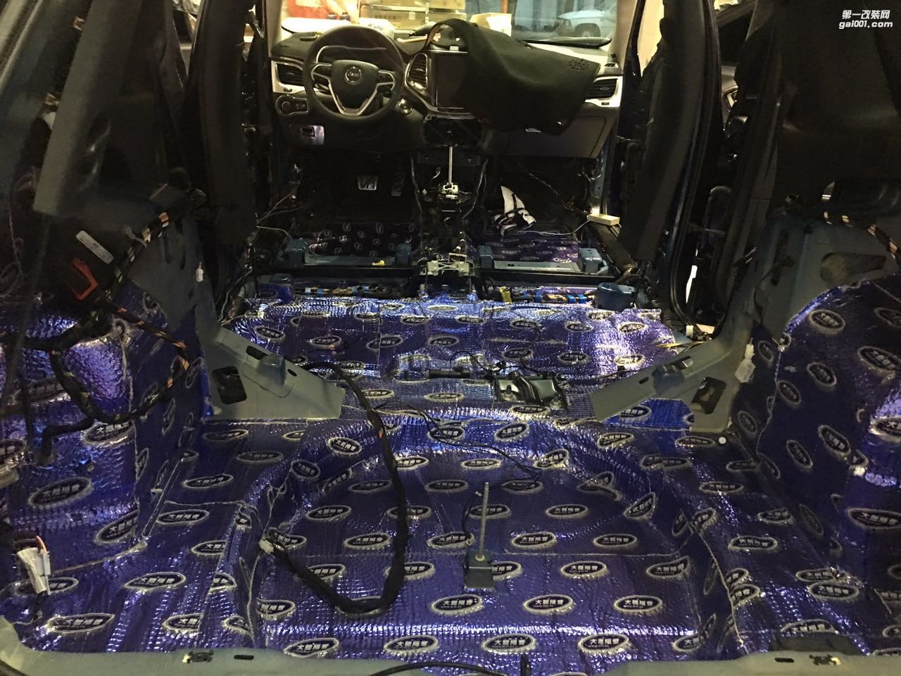 吉普自由光全車(chē)隔音擊敗噪聲從大能隔音開(kāi)始擊敗車(chē)內(nèi)所有噪聲汕頭市星悅汽車(chē)音響改裝美國(guó)CDT