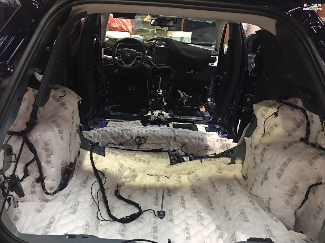 吉普自由光全車(chē)隔音擊敗噪聲從大能隔音開(kāi)始擊敗車(chē)內(nèi)所有噪聲汕頭市星悅汽車(chē)音響改裝美國(guó)CDT