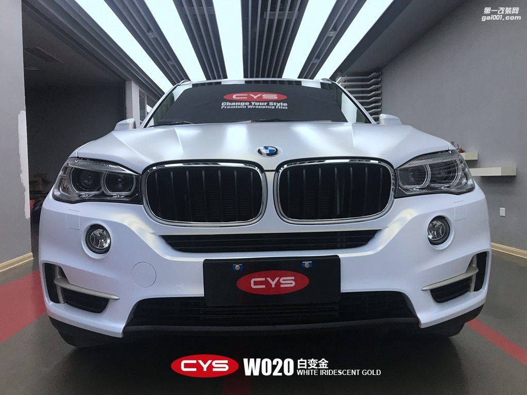 四川成都車衣裳寶馬X5亞面白變金W020車身改色貼膜