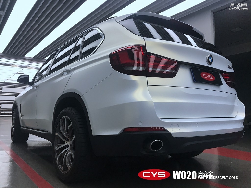 四川成都車衣裳寶馬X5亞面白變金W020車身改色貼膜