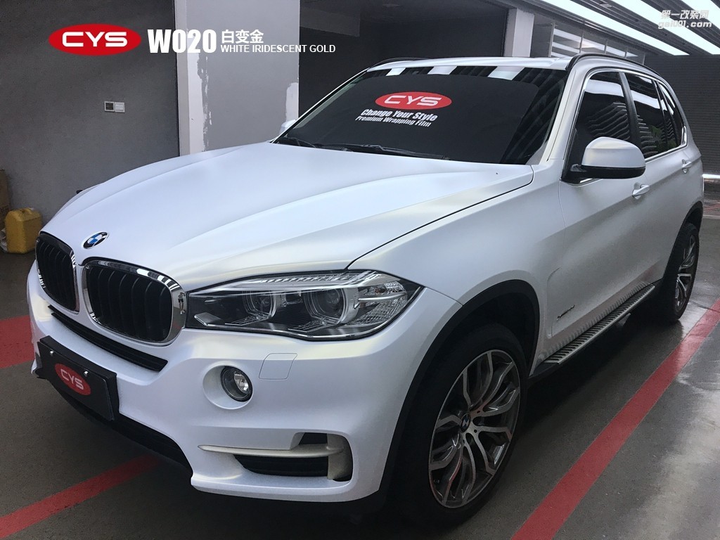 四川成都車衣裳寶馬X5亞面白變金W020車身改色貼膜
