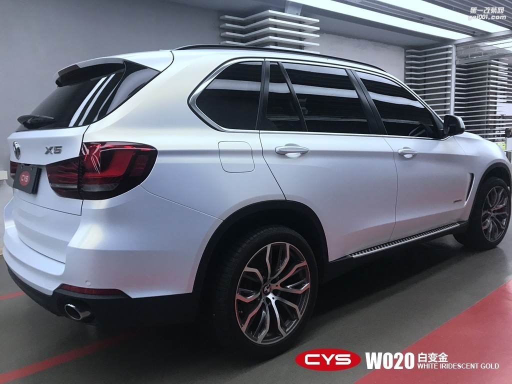 四川成都車衣裳寶馬X5亞面白變金W020車身改色貼膜