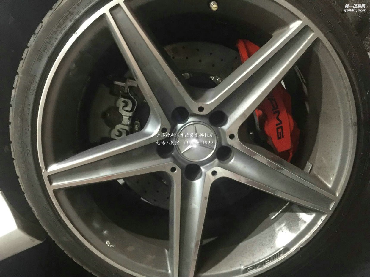 奔馳C200，AMG前六后四陶瓷剎車，托馬斯進(jìn)氣，RES閥門排氣，LT氣動(dòng)避震，安裝完畢