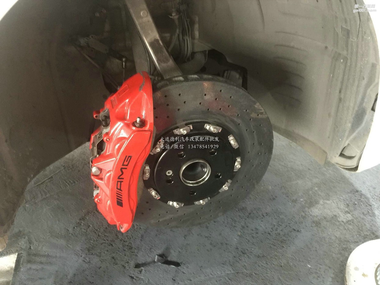 奔馳C200，AMG前六后四陶瓷剎車，托馬斯進(jìn)氣，RES閥門排氣，LT氣動(dòng)避震，安裝完畢