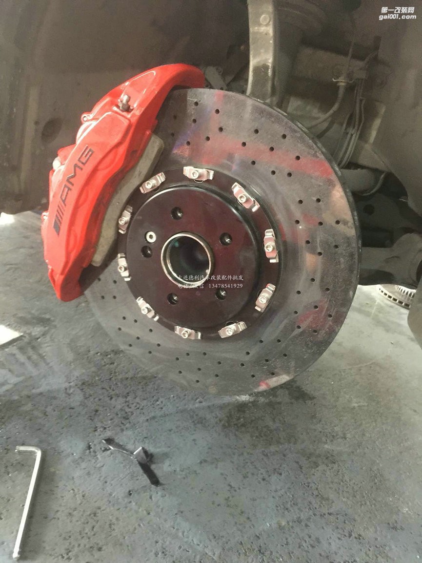奔馳C200，AMG前六后四陶瓷剎車，托馬斯進(jìn)氣，RES閥門排氣，LT氣動(dòng)避震，安裝完畢