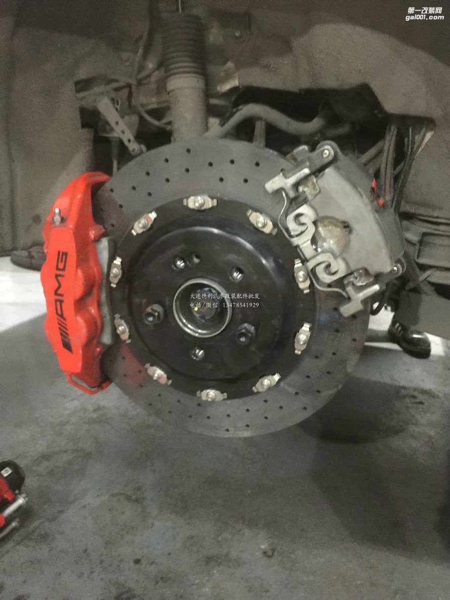 奔馳C200，AMG前六后四陶瓷剎車，托馬斯進(jìn)氣，RES閥門排氣，LT氣動(dòng)避震，安裝完畢