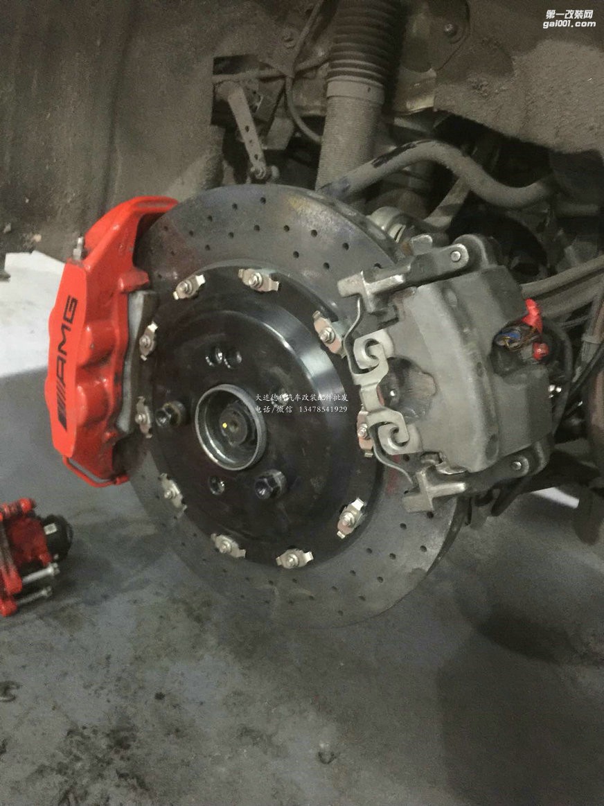 奔馳C200，AMG前六后四陶瓷剎車，托馬斯進(jìn)氣，RES閥門排氣，LT氣動(dòng)避震，安裝完畢