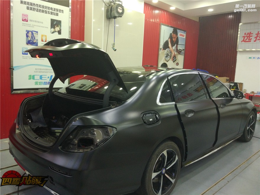 武漢汽車改色貼膜奔馳E300電光金屬黑改色效果圖四季貼膜南湖大道店出品