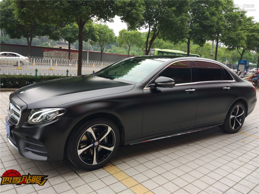 武漢汽車改色貼膜奔馳E300電光金屬黑改色效果圖四季貼膜南湖大道店出品