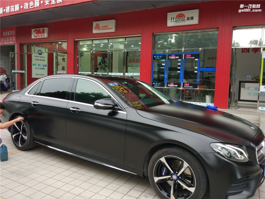 武漢汽車改色貼膜奔馳E300電光金屬黑改色效果圖四季貼膜南湖大道店出品