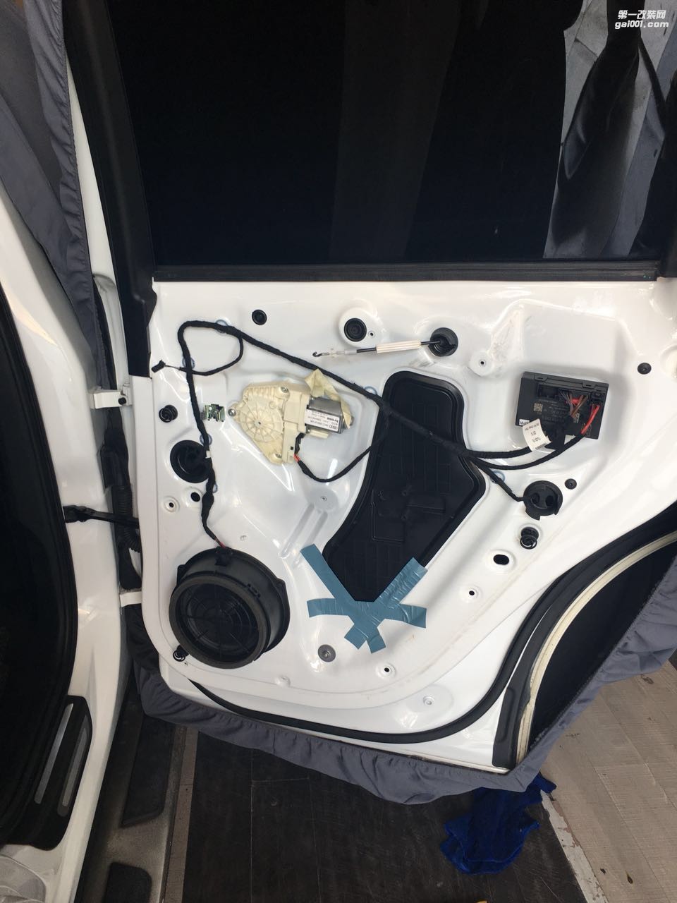 汕頭市星悅汽車音響改裝奧迪Q5大能四門(mén)隔音和葉子板隔音靜享舒適暢行，緊跟時(shí)尚潮流，提高生活品質(zhì)