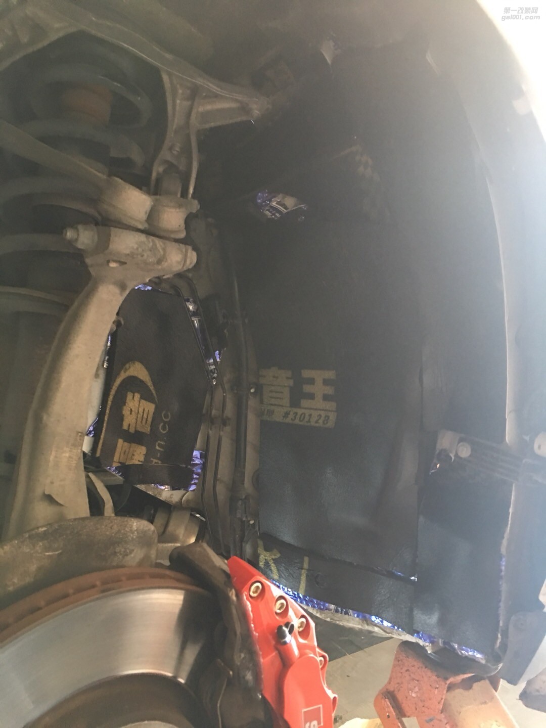 汕頭市星悅汽車音響改裝奧迪Q5大能四門(mén)隔音和葉子板隔音靜享舒適暢行，緊跟時(shí)尚潮流，提高生活品質(zhì)