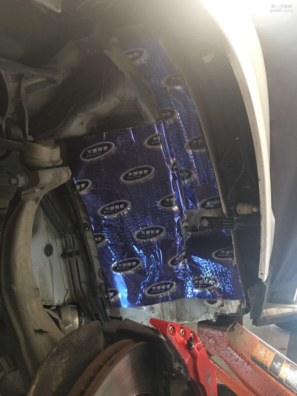 汕頭市星悅汽車音響改裝奧迪Q5大能四門(mén)隔音和葉子板隔音靜享舒適暢行，緊跟時(shí)尚潮流，提高生活品質(zhì)