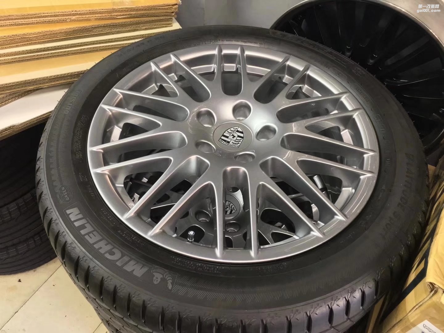 現(xiàn)貨一套，[酷] 找貨的朋友，看到私信我！  全新拆車，保時捷 卡宴 RS 20寸  連全新胎，米其林：275-45-20 ????