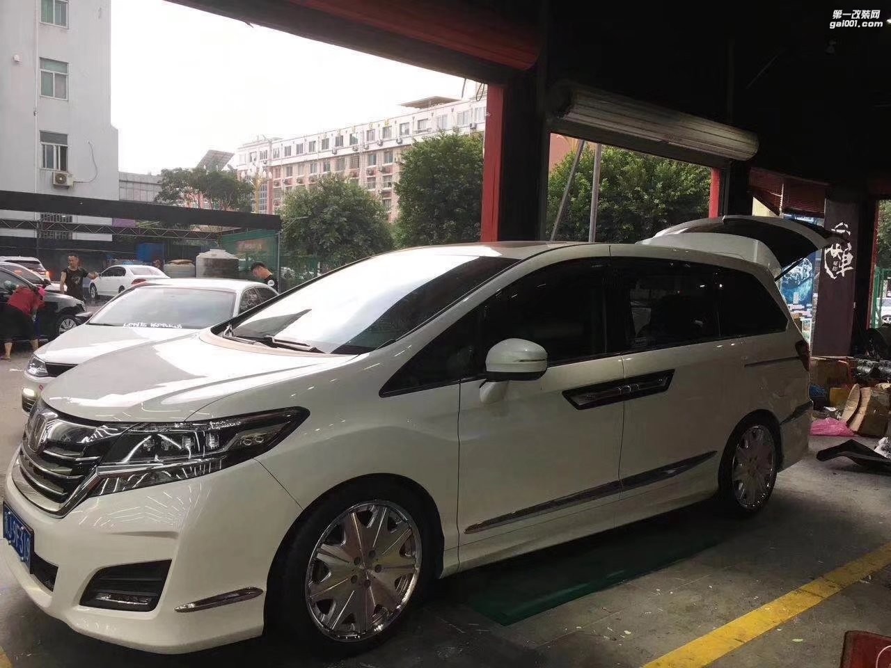 艾力紳，裝 WORK 大燒餅