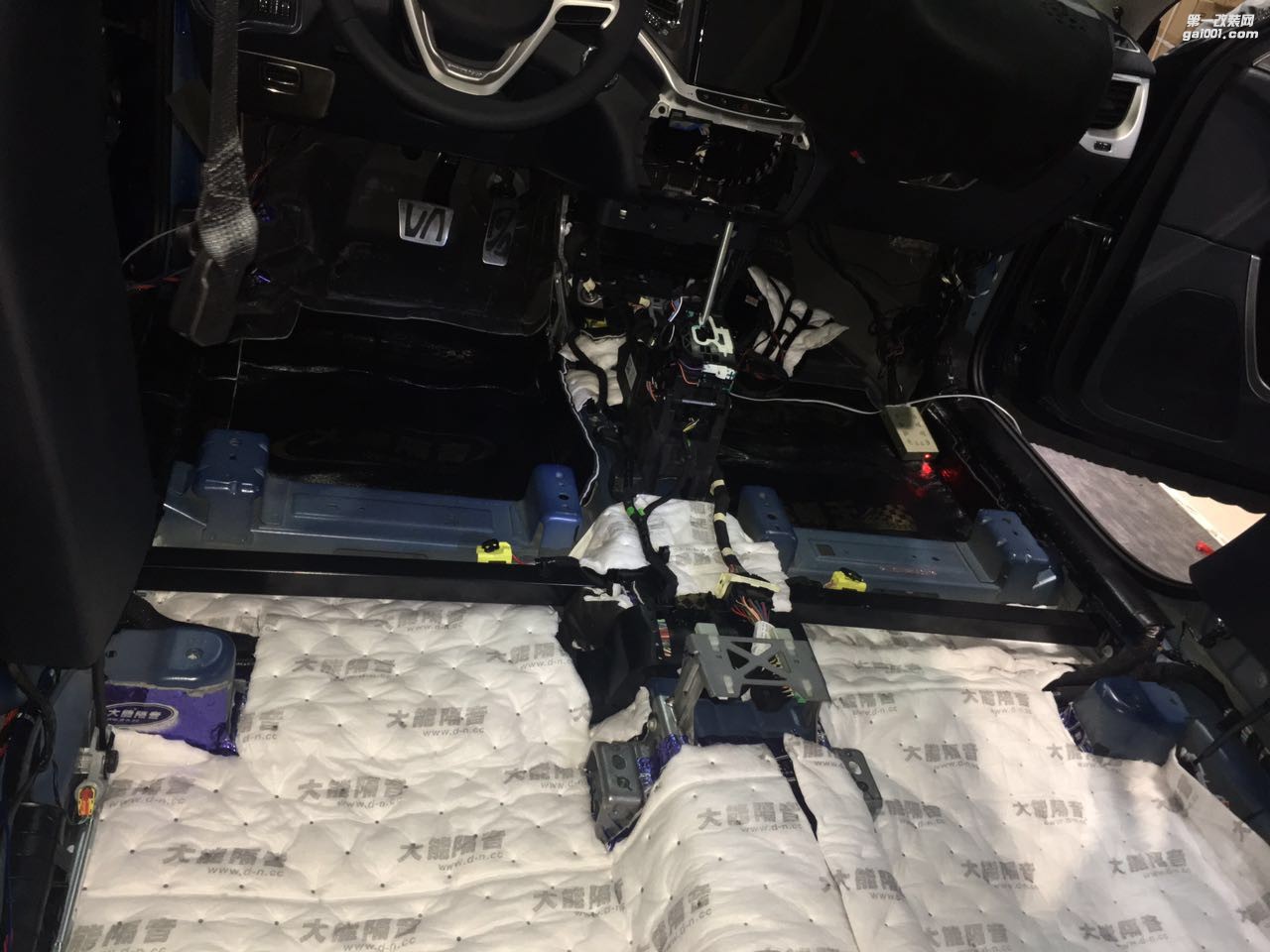 吉普自由光如此更極品讓發(fā)燒變得唾手可及汕頭市星悅汽車音響改裝法國(guó)勁浪三分頻英國(guó)創(chuàng)世紀(jì)全車隔音