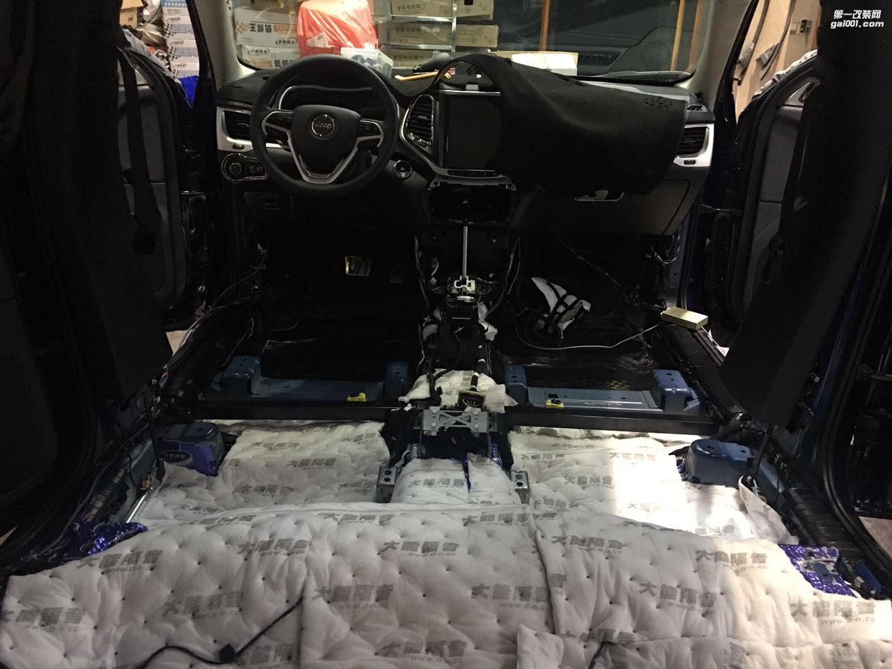 吉普自由光如此更極品讓發(fā)燒變得唾手可及汕頭市星悅汽車音響改裝法國(guó)勁浪三分頻英國(guó)創(chuàng)世紀(jì)全車隔音