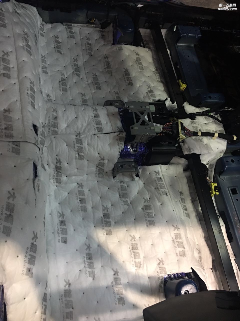 吉普自由光如此更極品讓發(fā)燒變得唾手可及汕頭市星悅汽車音響改裝法國(guó)勁浪三分頻英國(guó)創(chuàng)世紀(jì)全車隔音