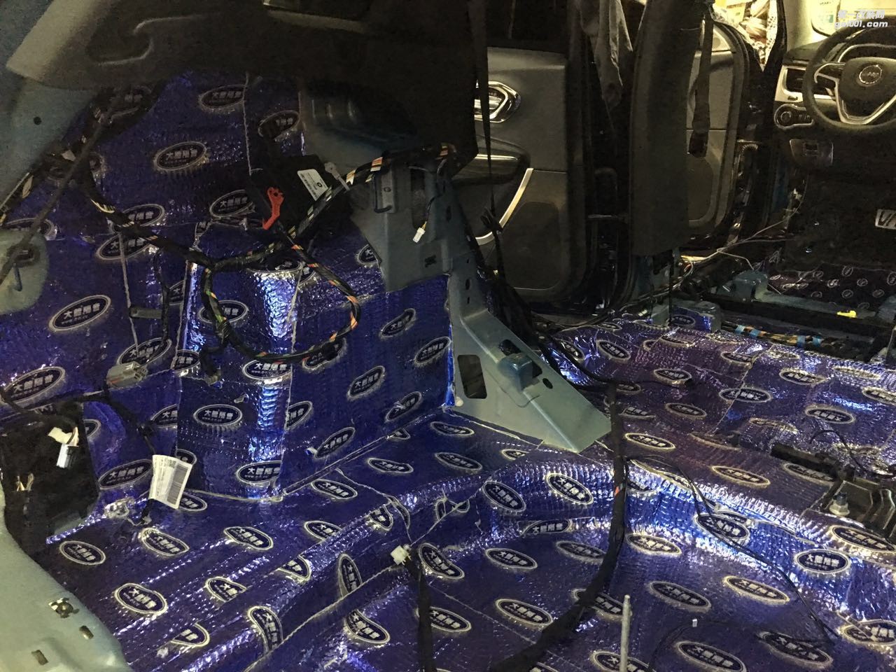 吉普自由光如此更極品讓發(fā)燒變得唾手可及汕頭市星悅汽車音響改裝法國(guó)勁浪三分頻英國(guó)創(chuàng)世紀(jì)全車隔音