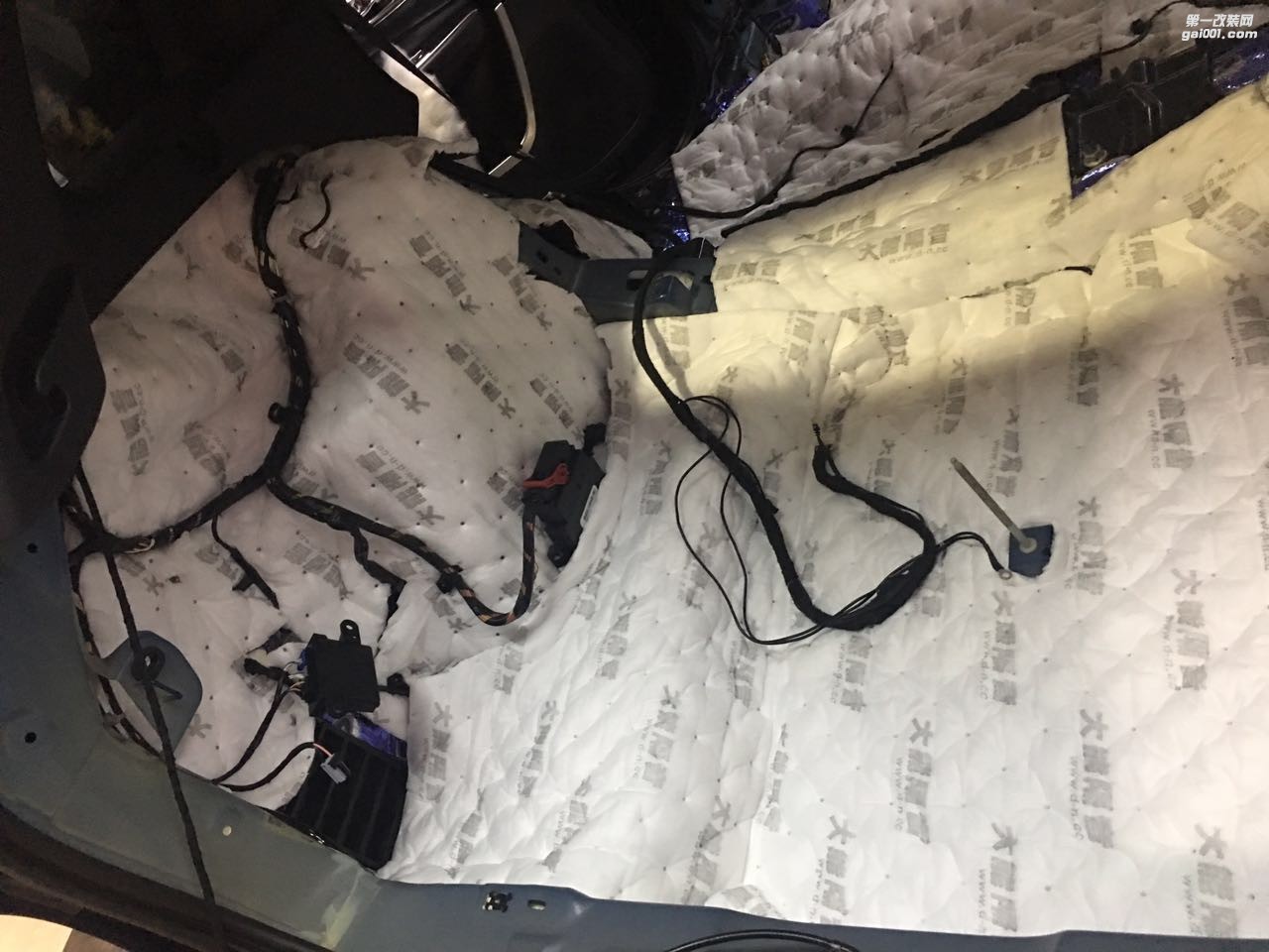 吉普自由光如此更極品讓發(fā)燒變得唾手可及汕頭市星悅汽車音響改裝法國(guó)勁浪三分頻英國(guó)創(chuàng)世紀(jì)全車隔音