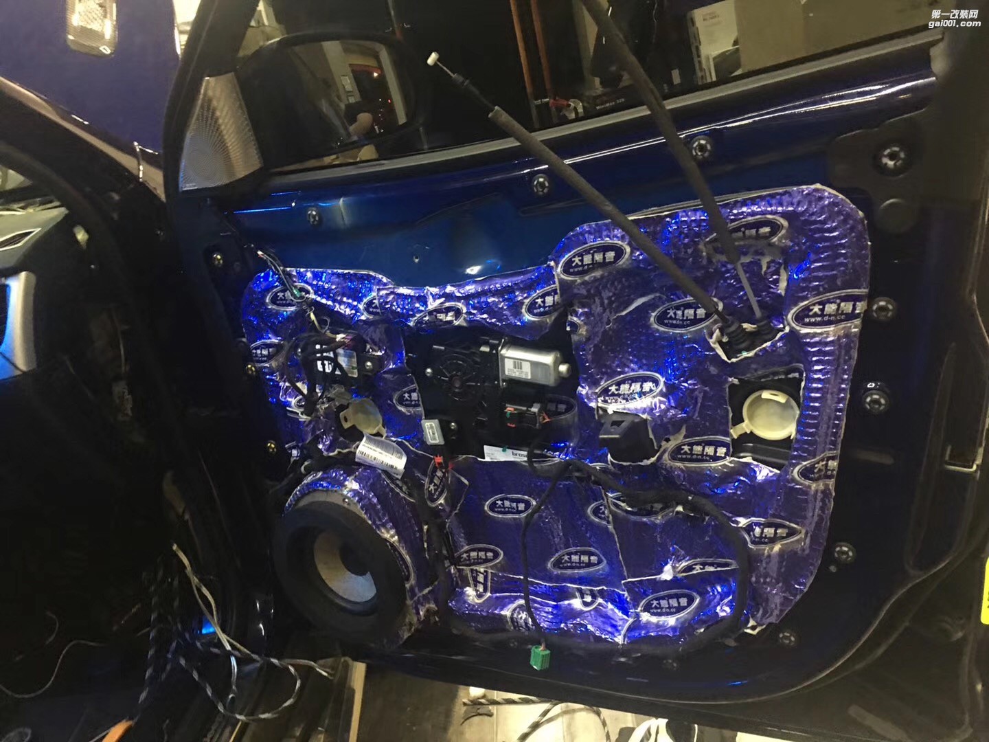 吉普自由光如此更極品讓發(fā)燒變得唾手可及汕頭市星悅汽車音響改裝法國(guó)勁浪三分頻英國(guó)創(chuàng)世紀(jì)全車隔音