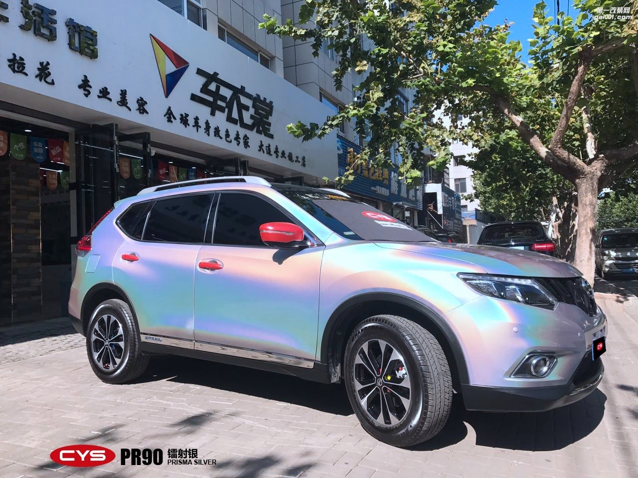 四川成都車衣裳日產(chǎn)奇駿鐳射銀PR90汽車改色貼膜