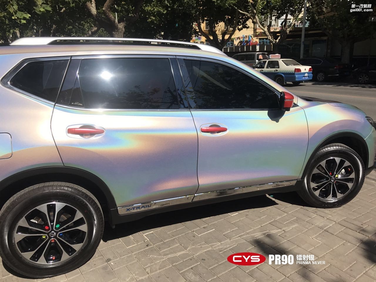四川成都車衣裳日產(chǎn)奇駿鐳射銀PR90汽車改色貼膜