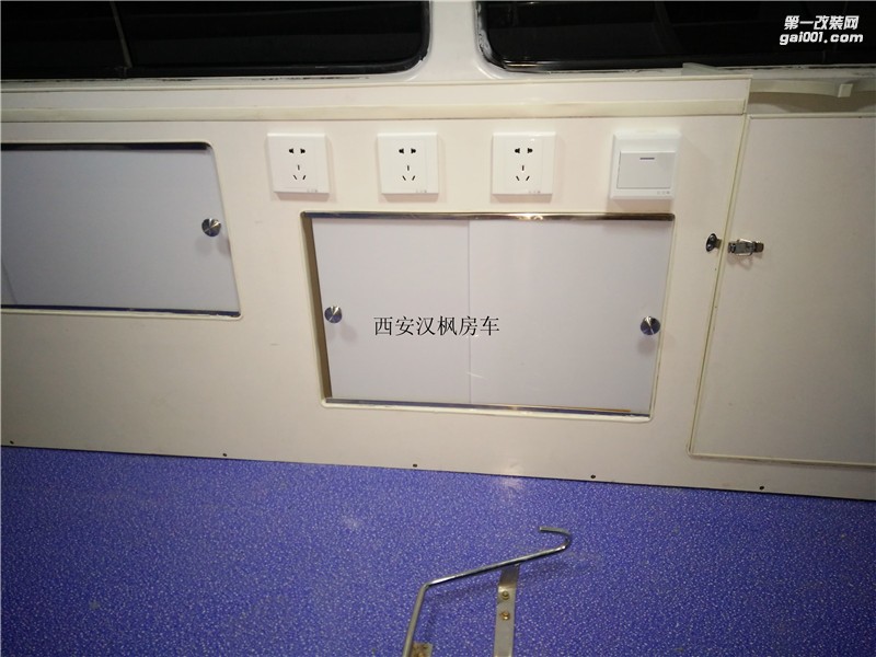 金杯醫(yī)護車改裝--漢楓房車