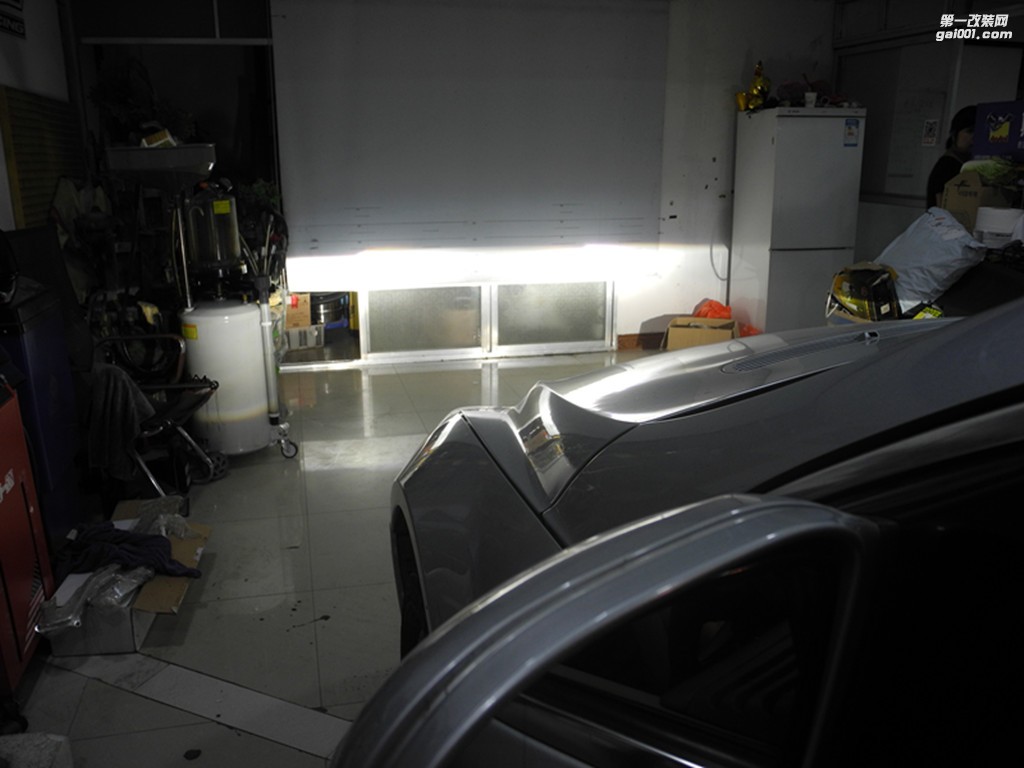 南宁奔驰R350改海拉5双光透镜,飞利浦XV灯泡,松下安定器