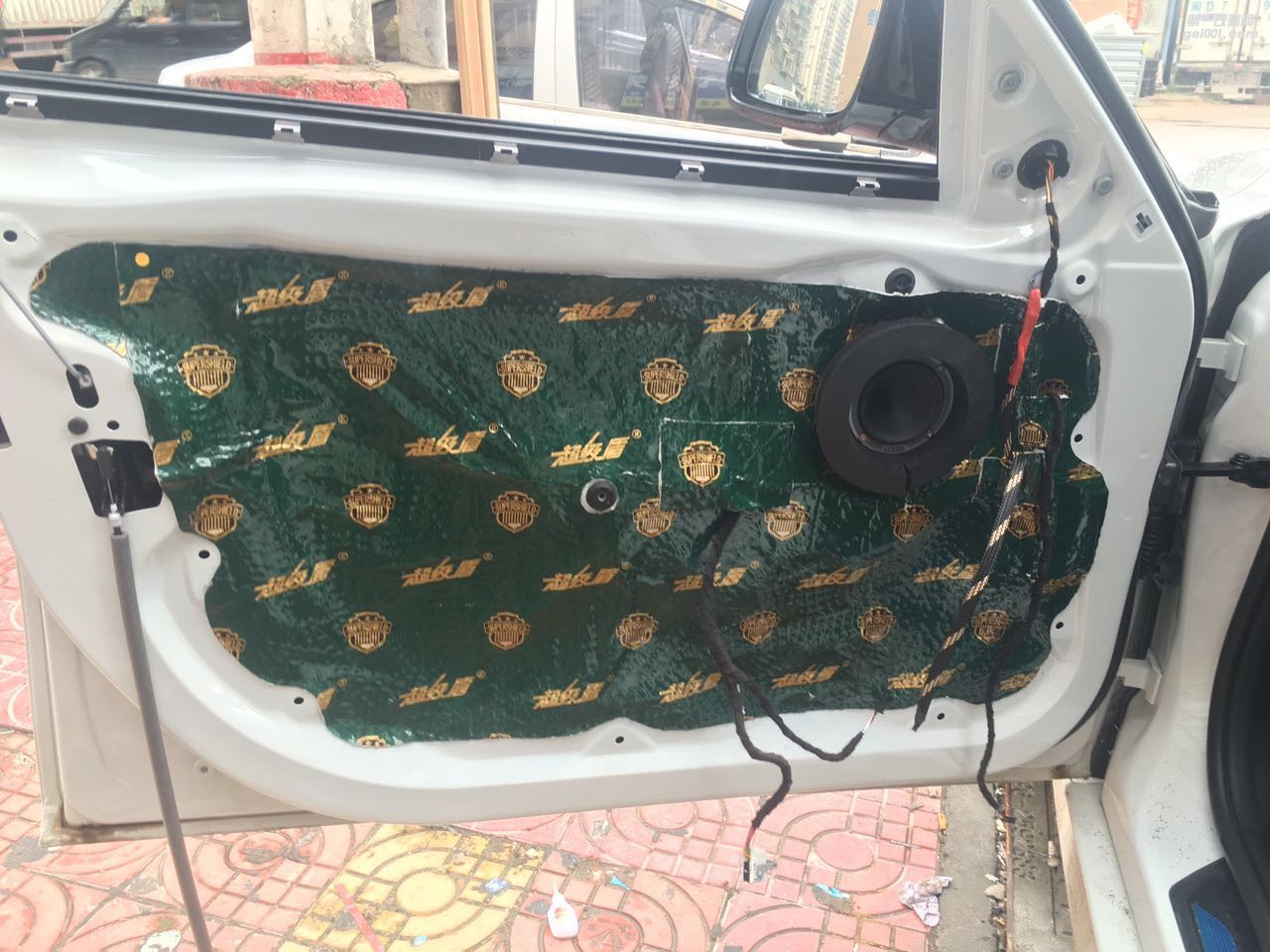 汕頭市星悅汽車(chē)音響改裝寶馬3系升級(jí)意大利赫茲系列三分頻十五周年音響 駕駛樂(lè)趣也要好聲音點(diǎn)綴！
