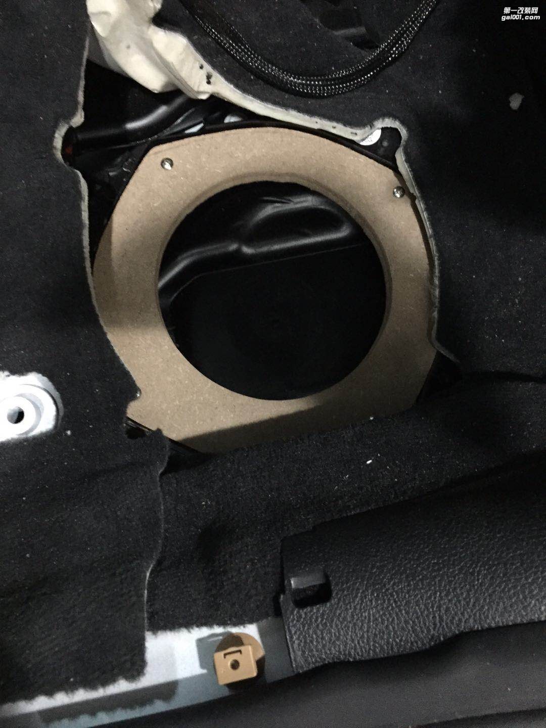 汕頭市星悅汽車(chē)音響改裝寶馬3系升級(jí)意大利赫茲系列三分頻十五周年音響 駕駛樂(lè)趣也要好聲音點(diǎn)綴！