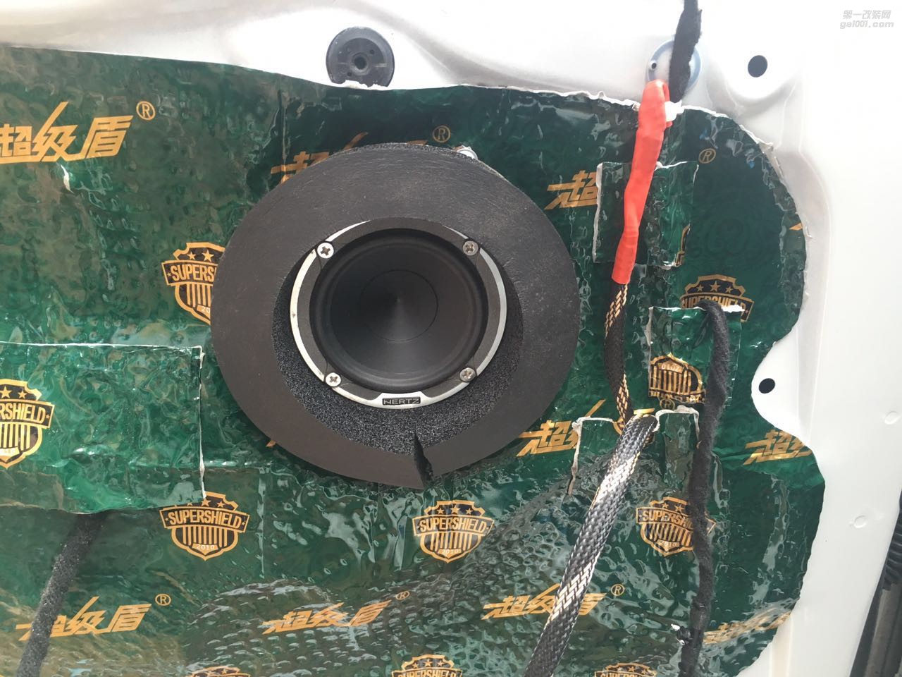 汕頭市星悅汽車(chē)音響改裝寶馬3系升級(jí)意大利赫茲系列三分頻十五周年音響 駕駛樂(lè)趣也要好聲音點(diǎn)綴！