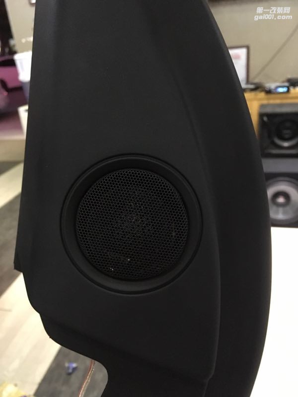 汕頭市星悅汽車音響改裝路虎發(fā)現(xiàn)神行四門隔音改裝意大利赫茲十五周年三分頻和二分頻套裝喇叭