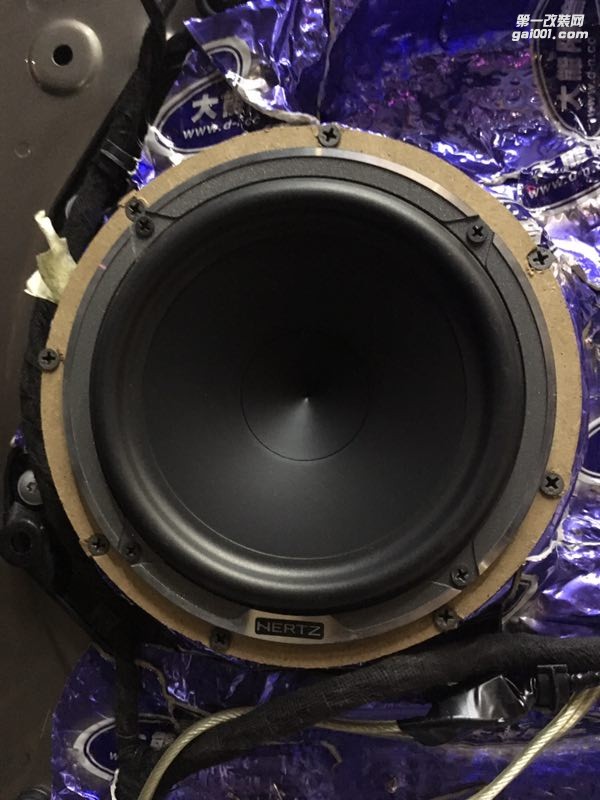 汕頭市星悅汽車音響改裝路虎發(fā)現(xiàn)神行四門隔音改裝意大利赫茲十五周年三分頻和二分頻套裝喇叭